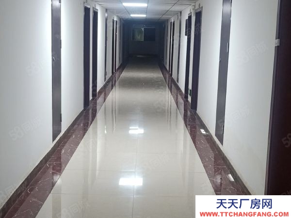 一層鋼構(gòu)廠房,進(jìn)出車輛方便,可生產(chǎn)可倉儲(chǔ)