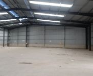 一層鋼構(gòu)廠房,進(jìn)出車輛方便,可生產(chǎn)可倉儲(chǔ)