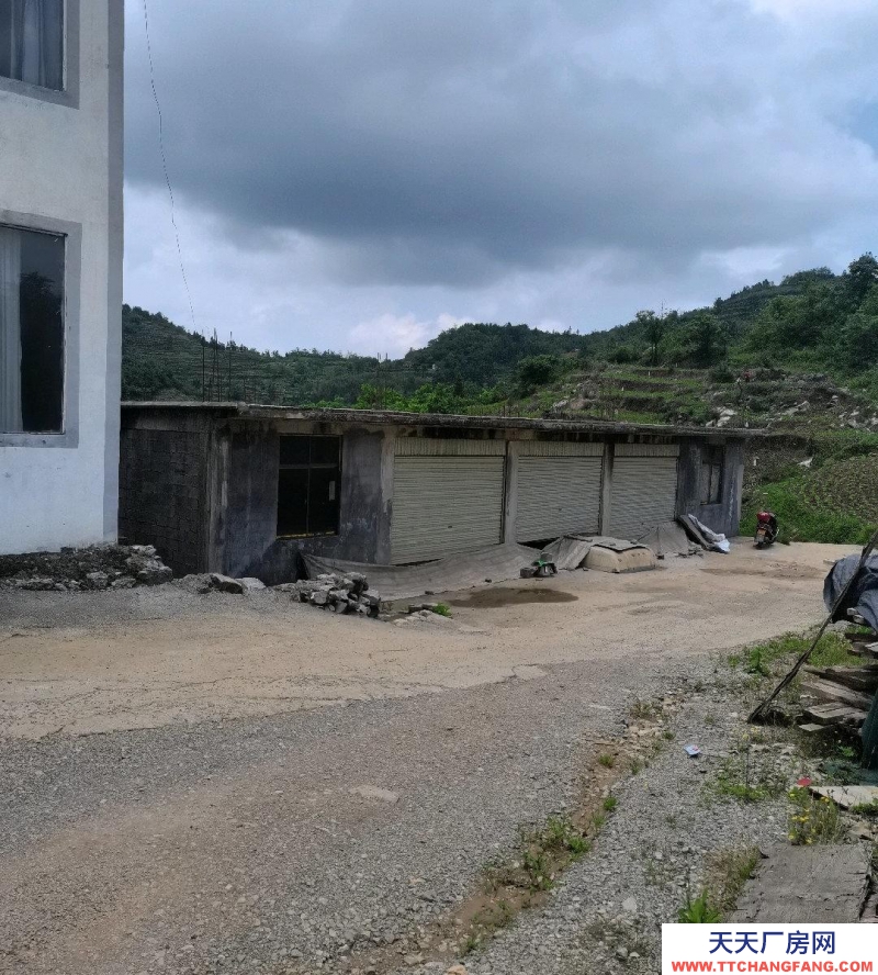 此房屬于農(nóng)民的房子通三廂電，