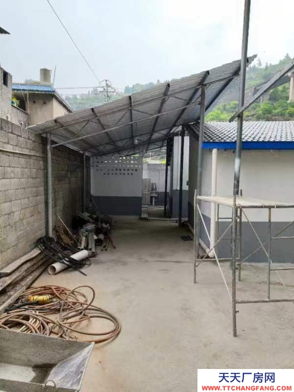 有10間住房約240平米，160平米庫(kù)房。