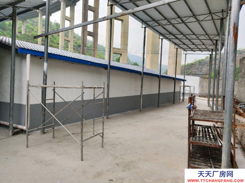 有10間住房約240平米,160平米庫房。