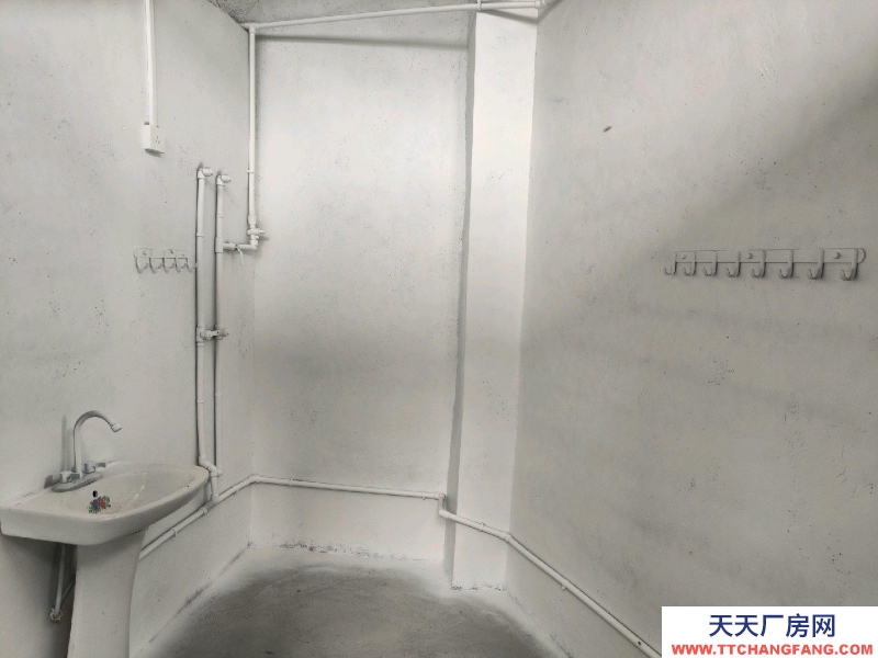 有10間住房約240平米,160平米庫房。