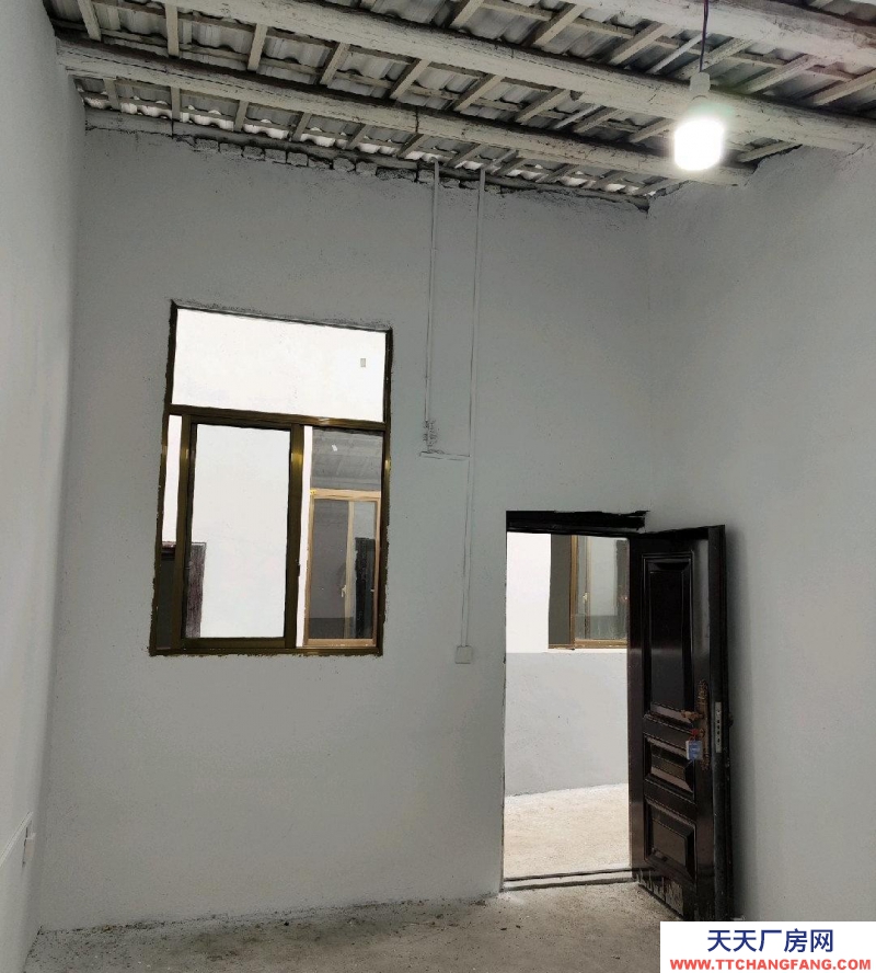 有10間住房約240平米,160平米庫房。