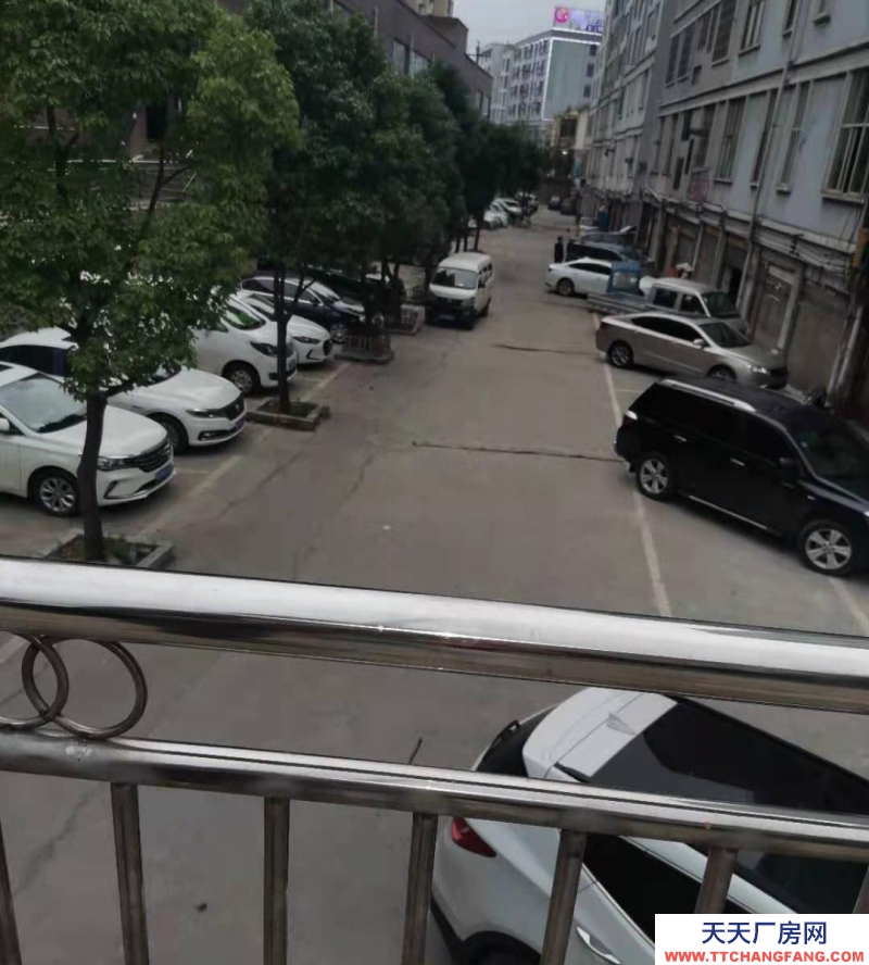 房源在負(fù)一樓，可做倉(cāng)庫(kù)，有停車(chē)場(chǎng)，距盤(pán)州大道100米左右