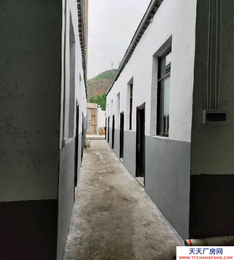 有10間住房約240平米，160平米庫房