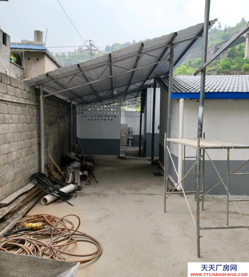 有10間住房約240平米，160平米庫房