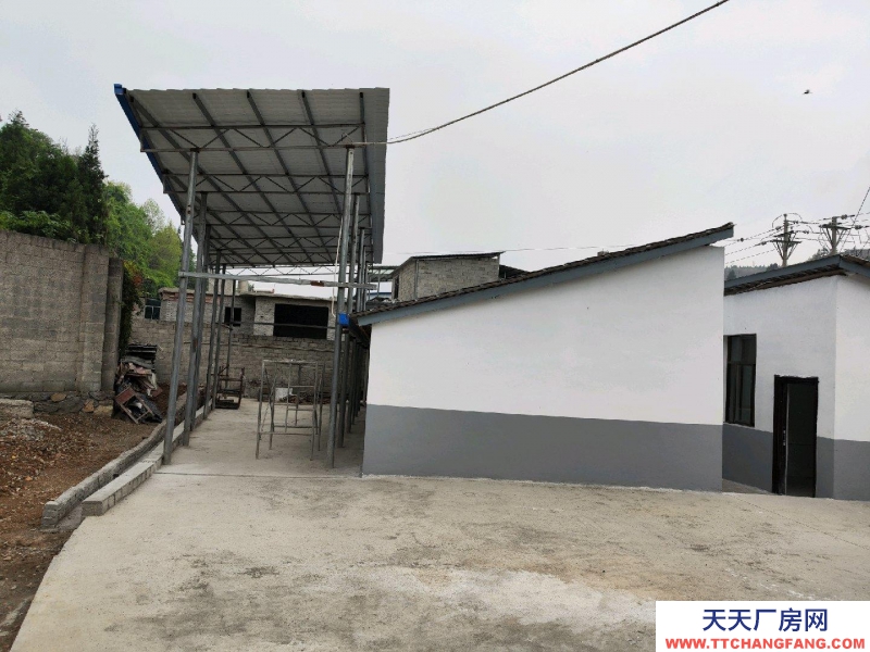 有10間住房約240平米，160平米庫房