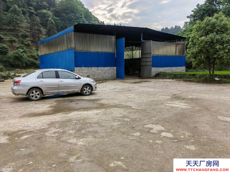 (出租) 廠房?jī)?nèi)有：三相電、電動(dòng)葫蘆。停車(chē)場(chǎng)，用井水不需交水費(fèi)。