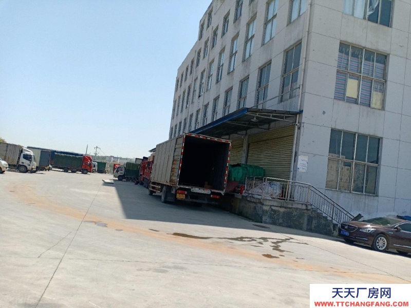 黔南龍里本倉庫位于快遞物流園快遞路六通物流，地理位置優越！