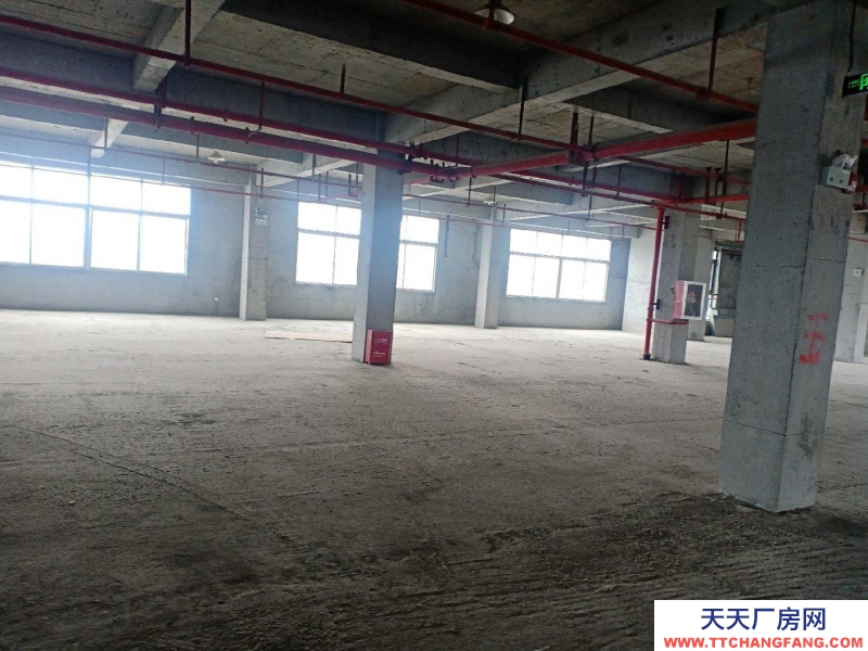 黔南龍里本倉庫位于快遞物流園快遞路六通物流，地理位置優越！