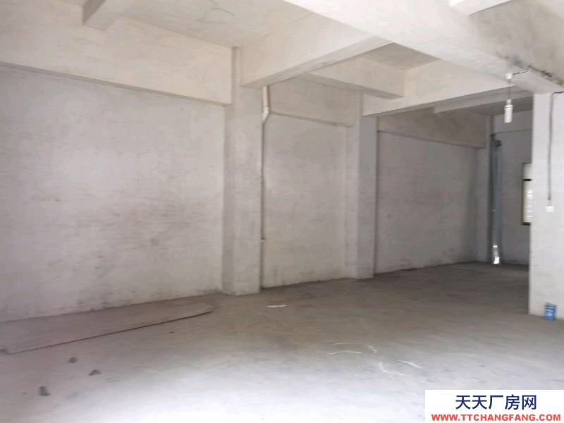 黔南龍里 交通方便，臨近路口，停車方便