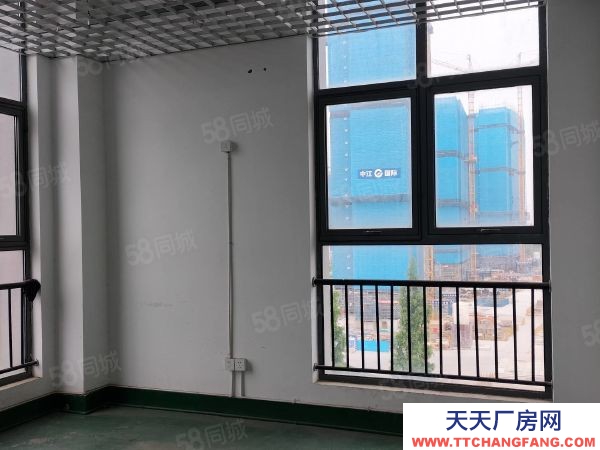 南京市浦口區(qū)天潤城地鐵口廠房出租有貨梯大車口進采光好隨時看房