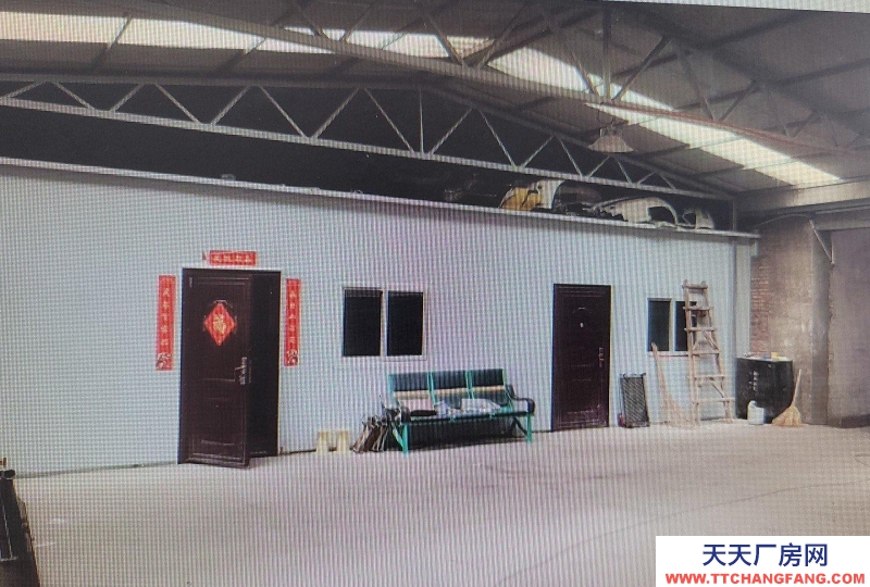 1、800-5000平米左右廠房、倉庫出租 2、辦公室，食堂、生產車間全部配套 3、交通便利 4、可整租也可分租