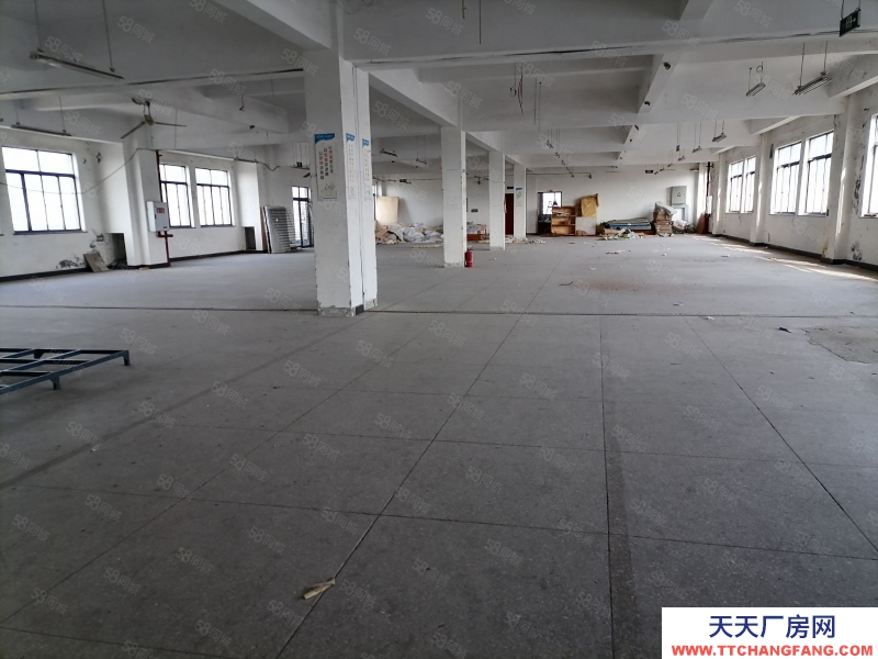 重慶巴南魚(yú)洞金竹工業(yè)園900平三樓框架結(jié)構(gòu) 貨梯特別大6米長(zhǎng)