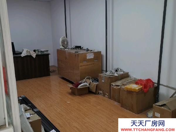 南京市雨花臺區層高5.5米，搭有標準2層樓板，實際使用面積約200多平米。