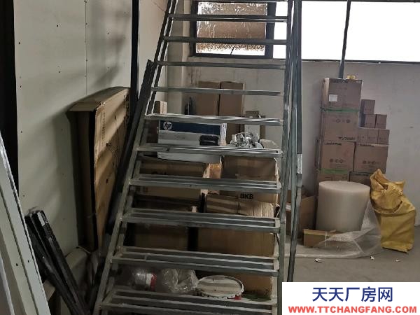 南京市雨花臺區層高5.5米，搭有標準2層樓板，實際使用面積約200多平米。