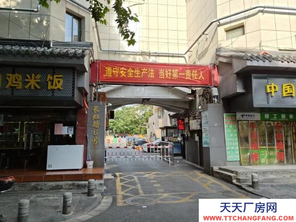 南京市建鄴區倉庫靠水西門橋秦淮河旁，上下貨方便，離新街口很近，送貨方便