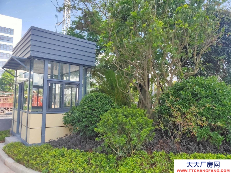 南寧市西鄉塘區項目北側為外環高速,南側是南寧繞城高速,4可覆蓋南寧中心城區,項目周邊有客運站,高鐵站,火車站,交通條件便利。 2.項目總占地約141畝,總規劃38棟標準廠房,銷售面積由1200平米至6