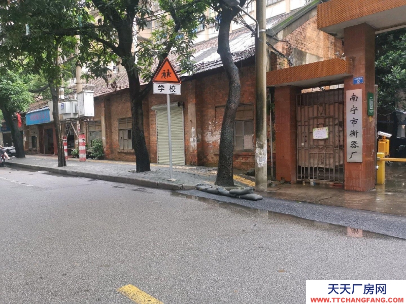 南寧市西鄉塘區(出租) 綜合樓大樓5樓出租，面積483平米。