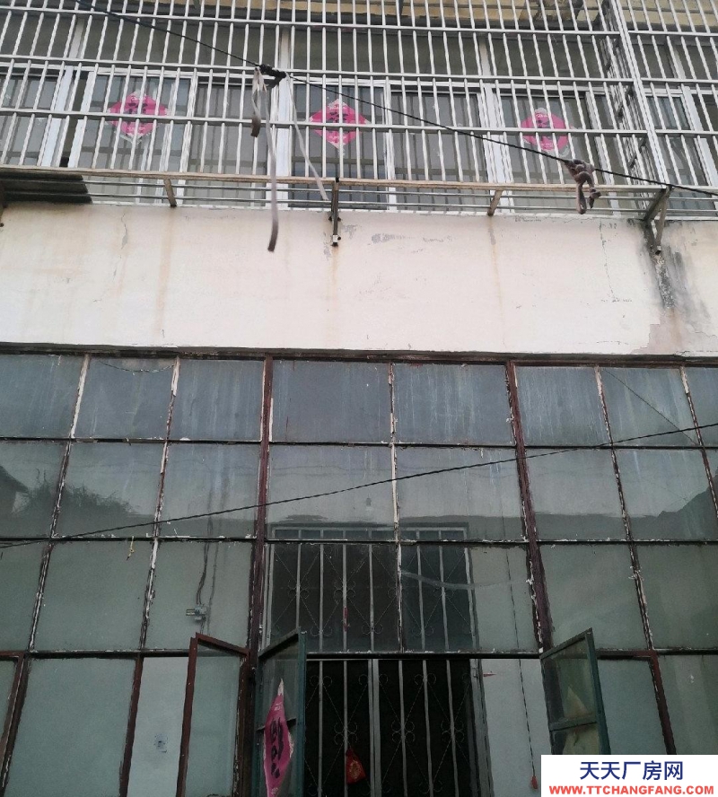 棗莊嶧城水電齊全，可拎包入住，地方比較大，有兩層