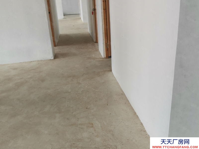 東營(yíng)植物園附近大車(chē)庫(kù)76平,年租金一萬(wàn),適合當(dāng)倉(cāng)庫(kù)用,。