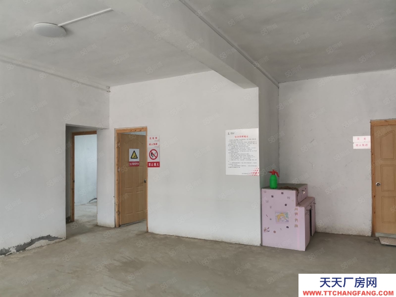 東營(yíng)植物園附近大車庫(kù)76平，年租金一萬(wàn)，適合當(dāng)倉(cāng)庫(kù)用，。