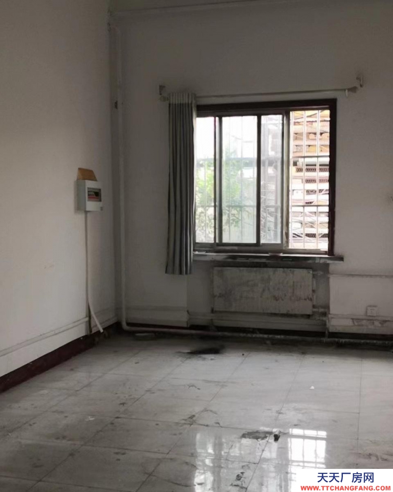 東營(yíng)北一路嬉水公園路南院內(nèi)，400平房庫(kù)房帶3間平房