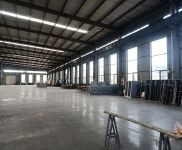 (出租)十堰茅箭 龍門工業園1850平車間 半掛通車間門口