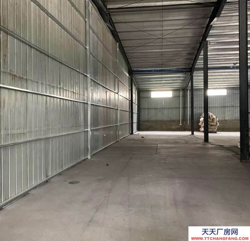 (出租) 阜陽臨泉國標工程鋼結(jié)構(gòu)，地坪夠硬，滿載半掛車可直接就開入倉庫內(nèi)。