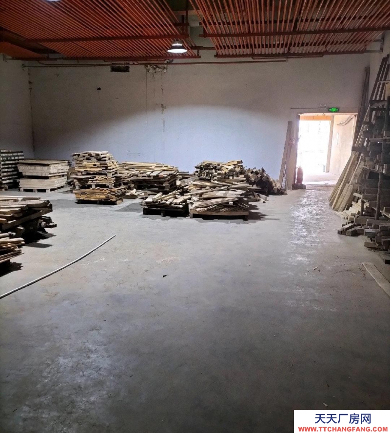 倉庫位于福山區與開發區交界處，出門右轉直接上高速交通便利