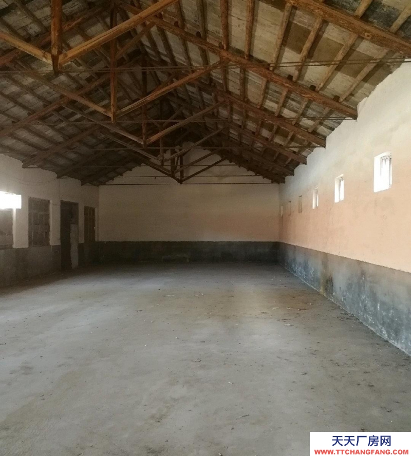 龍口降水河西路。原小城故事飯店旁倉庫