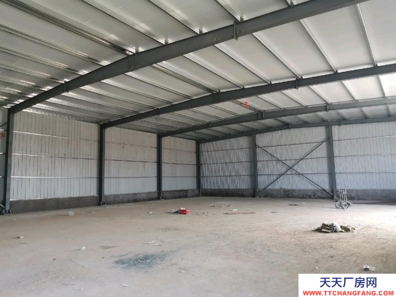 萊陽馬路邊倉庫高度4.5米院內水泥地面干凈衛生