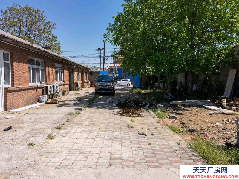 唐山 路北 八間平房，三畝三地大院，宿舍，廚房，餐廳都有。太陽能，空調
