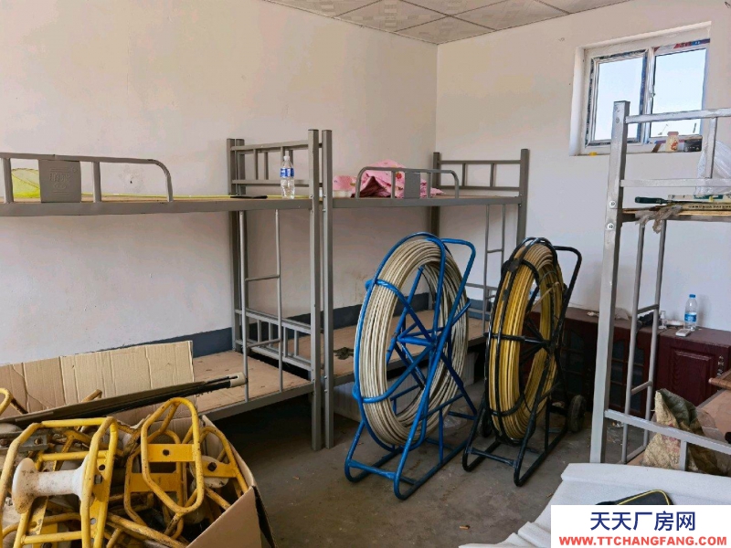 唐山 路北 八間平房，三畝三地大院，宿舍，廚房，餐廳都有。太陽能，空調