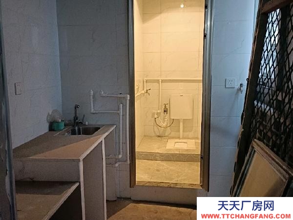 常德市漢壽縣二樓倉庫，附近交通方便，有廁所和簡易廚房，水電獨立