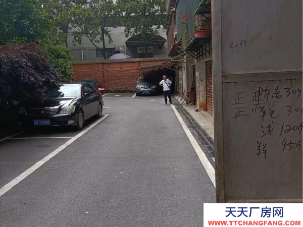 衡陽市珠暉區(qū) 本單位位于酃湖湘江大市場內(nèi)，交通發(fā)達，進出方便，是做生意之