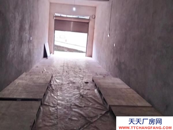 衡陽(yáng)市珠暉區(qū)  自家房子車庫(kù)，面積大，位置好，做倉(cāng)庫(kù)門面都可