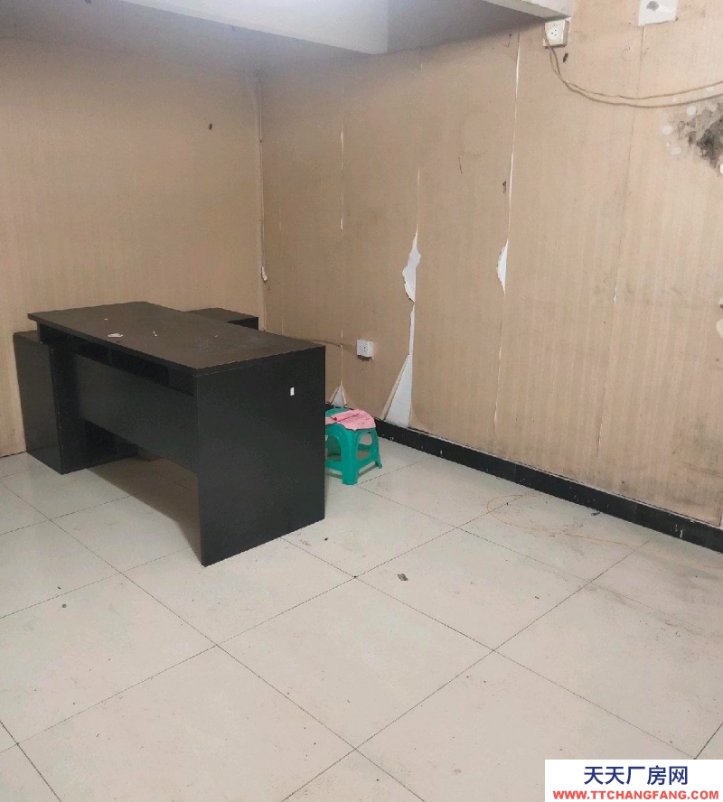 寧波象山(出租) 車庫位于步行街天使咖啡后面、地稅大樓后面，可作商鋪