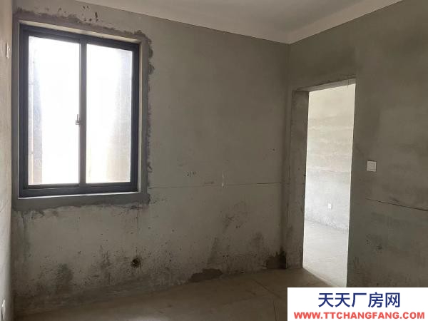 常州溧陽倉庫出租，東門大統華對面，運輸貨物交通便利，道路寬敞。