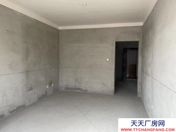 常州溧陽倉庫出租，東門大統華對面，運輸貨物交通便利，道路寬敞。