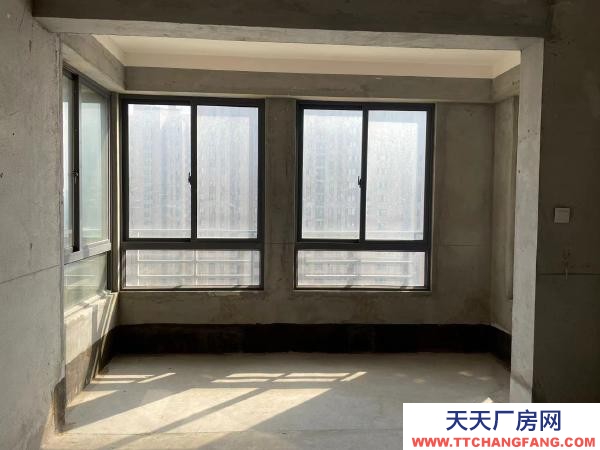 常州溧陽倉庫出租，東門大統華對面，運輸貨物交通便利，道路寬敞。