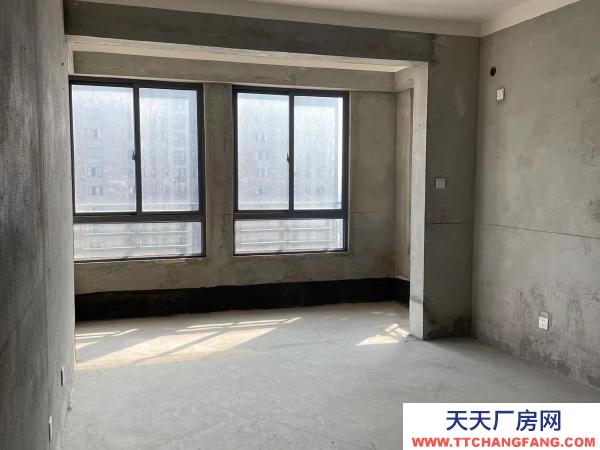 常州溧陽倉庫出租，東門大統華對面，運輸貨物交通便利，道路寬敞。