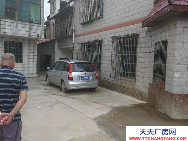 湘潭市湘鄉市 玲子橋路邊。80平，另一個小套間可出租，租金另算。貼在房在