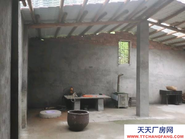 湘潭市湘鄉市 玲子橋路邊。80平，另一個小套間可出租，租金另算。貼在房在