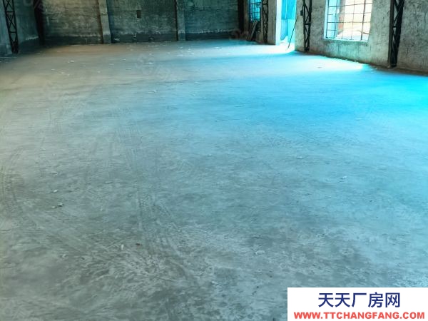 臨沂河?xùn)|北京路與溫泉路交匯，1200平方倉(cāng)庫(kù)，出租，帶300平院子