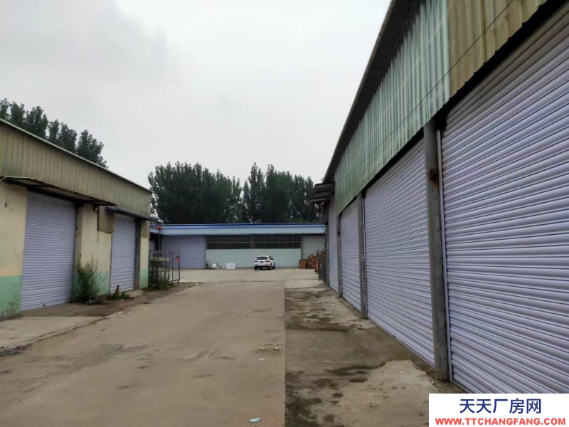 泰安新泰車間四百多平，鋼結(jié)構(gòu)，水電齊全，外加十六間辦公室，還有個小院