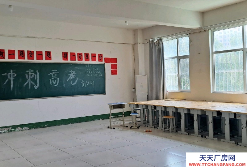 邯鄲 臨漳縣建筑面積9000多平，有教室、宿舍、餐廳、操場等教學設施。