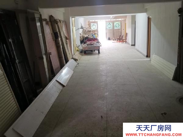 岳陽(yáng)市平江區(qū) 伍市集鎮(zhèn)平伍公路旁240平倉(cāng)庫(kù)另含水泥坪二室一廳一廚一衛(wèi)。