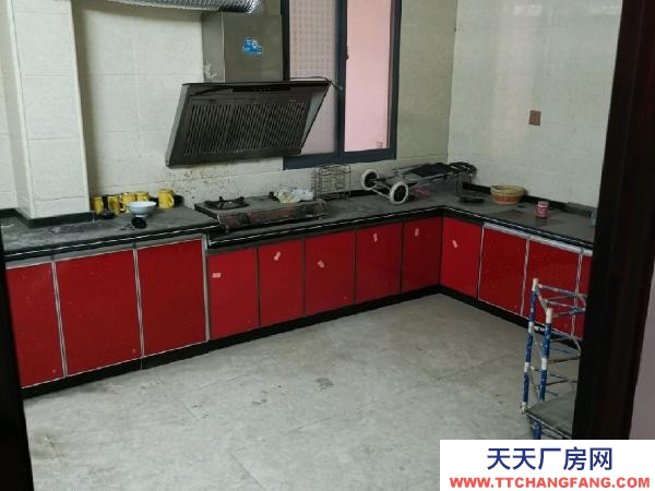 岳陽市平江區 伍市集鎮平伍公路旁240平倉庫另含水泥坪二室一廳一廚一衛。