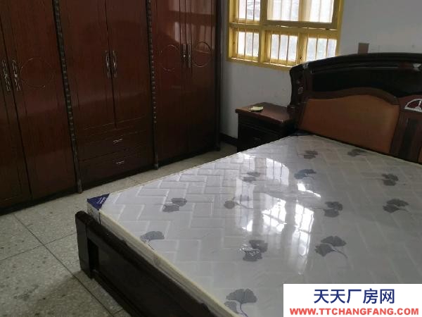 岳陽市平江區 伍市集鎮平伍公路旁240平倉庫另含水泥坪二室一廳一廚一衛。